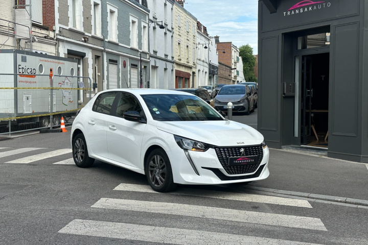 PEUGEOT 208